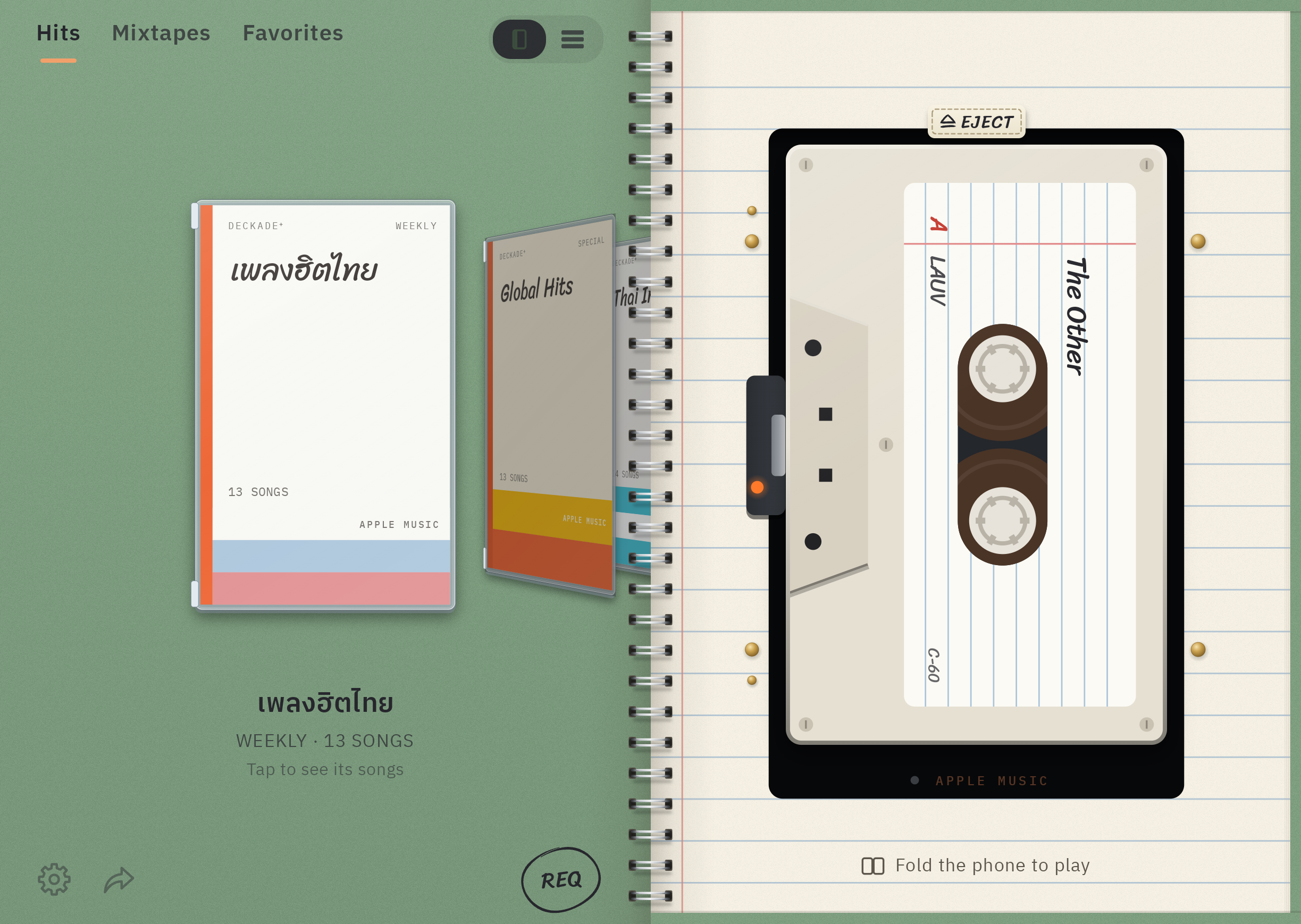 ธีม DeckNote บนจอในกางแนวนอน: สมุดสันห่วง ปกด้านในเป็นชั้นเพลงฮิต หน้ากระดาษมีเส้นมีช่องใส่ตลับ ตลับรอให้พับเครื่อง