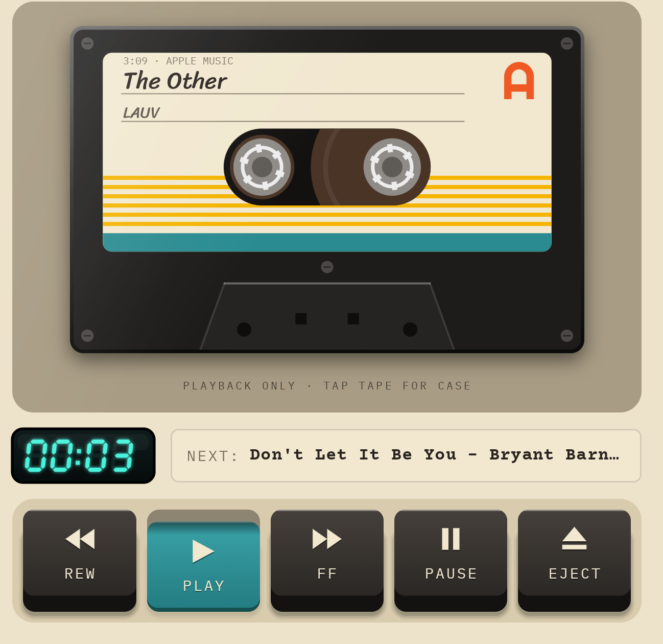 ตลับเทปในช่องใส่เทป ฉลากเขียนว่า The Other ของ LAUV รีลซ้ายเหลือเทปน้อย รีลขวาเทปเต็ม ตัวนับเรืองแสงเหลือ 00:03 ใต้นั้นเป็นแถบเพลงถัดไปและปุ่มเปียโนห้าปุ่ม ปุ่ม PLAY ยุบลง