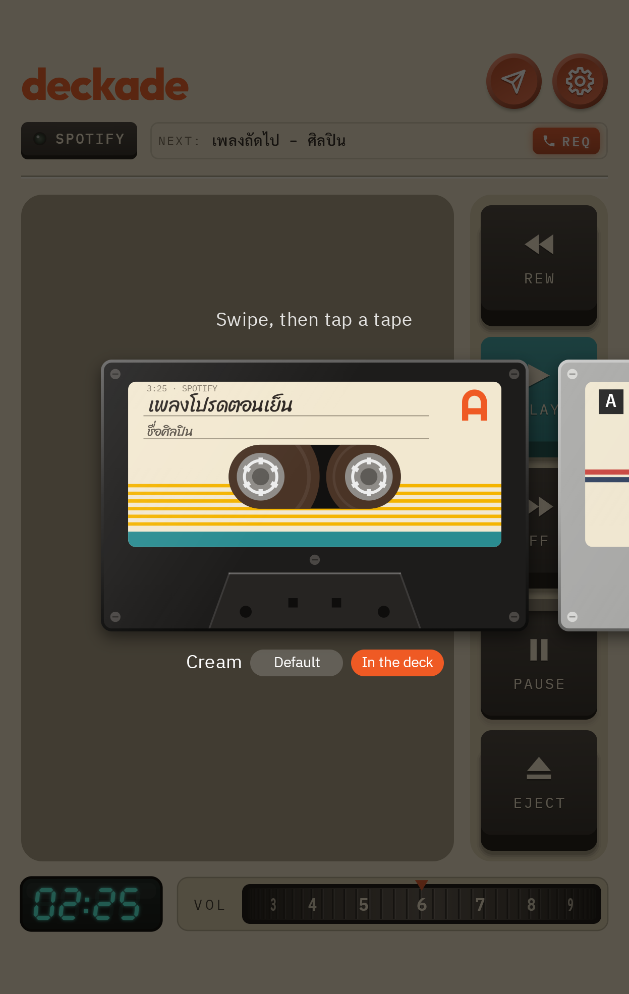 จอนอกตอนกด EJECT: ตลับครีมเด้งออกมาบนจอที่มืดลง ตลับของธีมถัดไปอยู่ข้าง ๆ ใต้ตลับมีป้าย Default กับ In the deck